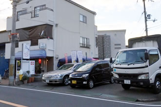 お店横手に駐車場がございます。お車でご来店のお客様はお気軽にご利用ください。